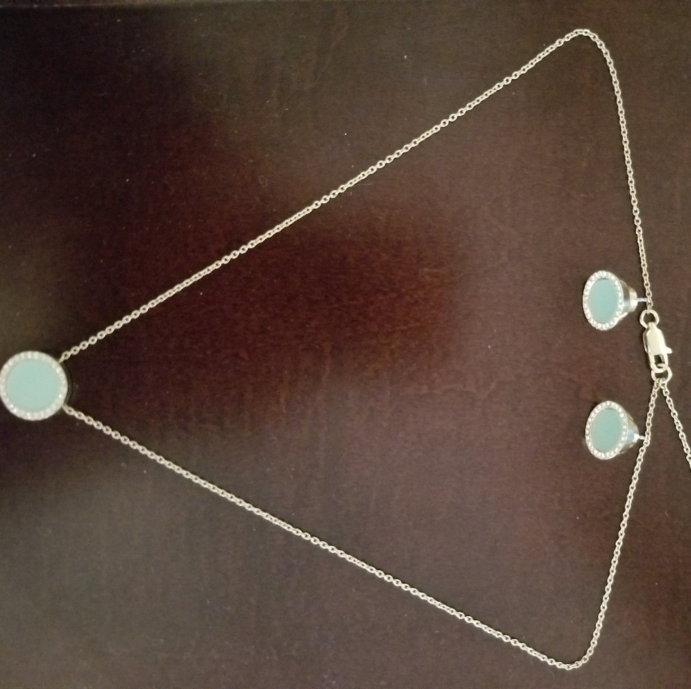 Emerald and gold necklace and earrings